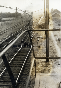 807728 Afbeelding van de verwrongen wissels op het emplacement te Haelen, na de ontsporing van een trein. Rechts op de ...